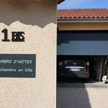 Une Chambre En Ville Savigneux  Exteriör bild