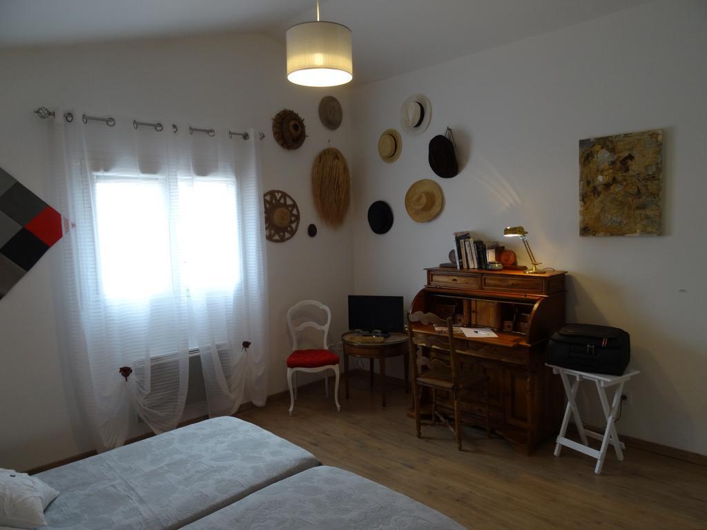 Une Chambre En Ville Savigneux  Exteriör bild