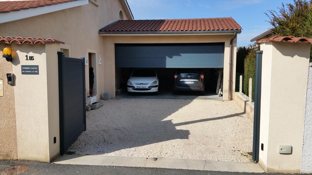 Une Chambre En Ville Savigneux  Exteriör bild