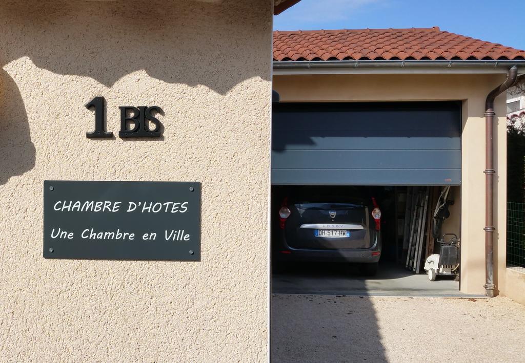 Une Chambre En Ville Savigneux  Exteriör bild